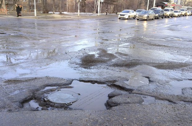 Убитые дороги Иркутска: яма на яме