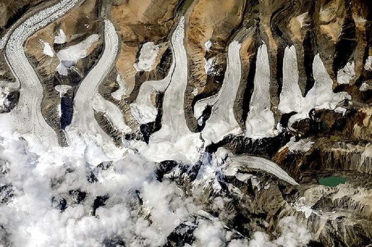 Гребешок из ледников рядом с Лабуче Канг (северная часть Гималаев в Тибете). Фото Олега Артемьева