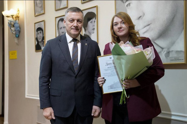 Награждение Наталии Раткевич. Фото пресс-службы правительства региона
