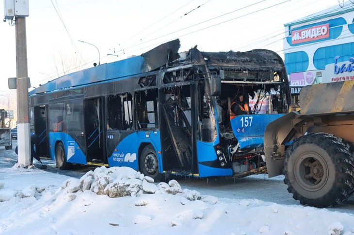 Сгоревший троллейбус. Фото из телеграм-канала «Новости Братска»