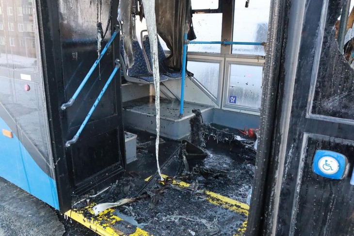 Сгоревший троллейбус. Фото из телеграм-канала «Новости Братска»
