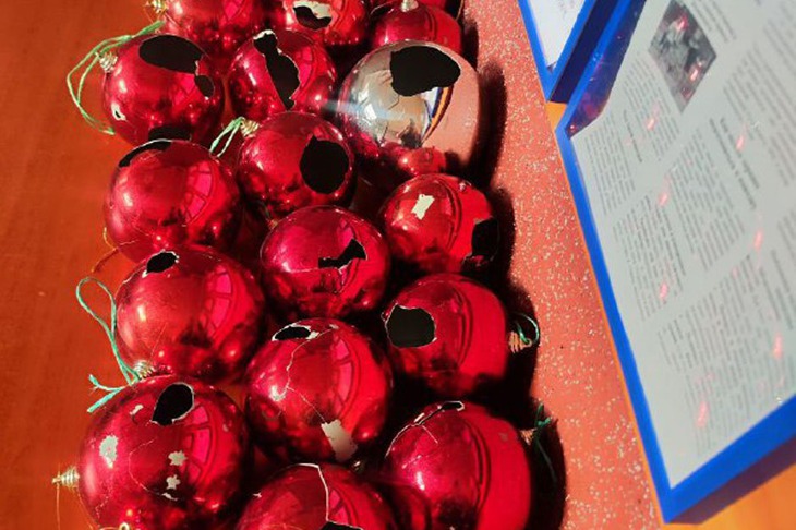 Поврежденные елочные шары. Фото из телеграм-канала Правобережного района Братска