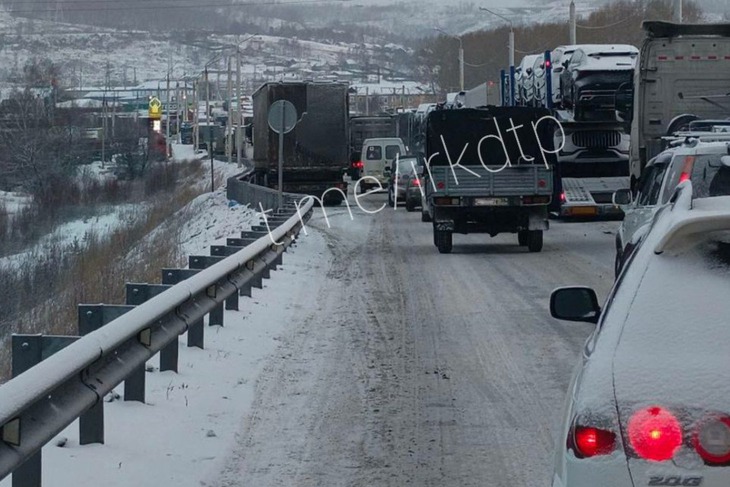 Култук и Слюдянка забиты фурами. Фото очевидца в телеграм-канале ДТП 38RUS