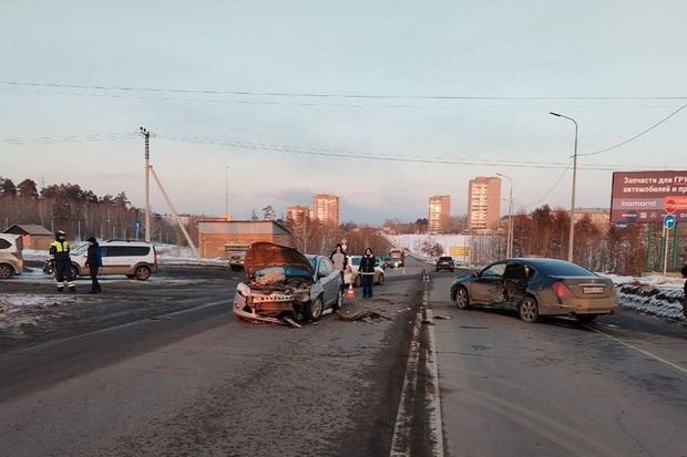 Автомобили после аварии. Фото из телеграм-канала «МВД Братск»