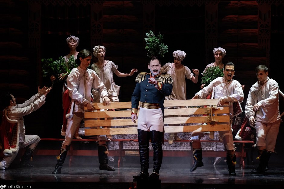 Спектакль «Горе от ума». Фото пресс-службы Иркутского музтеатра