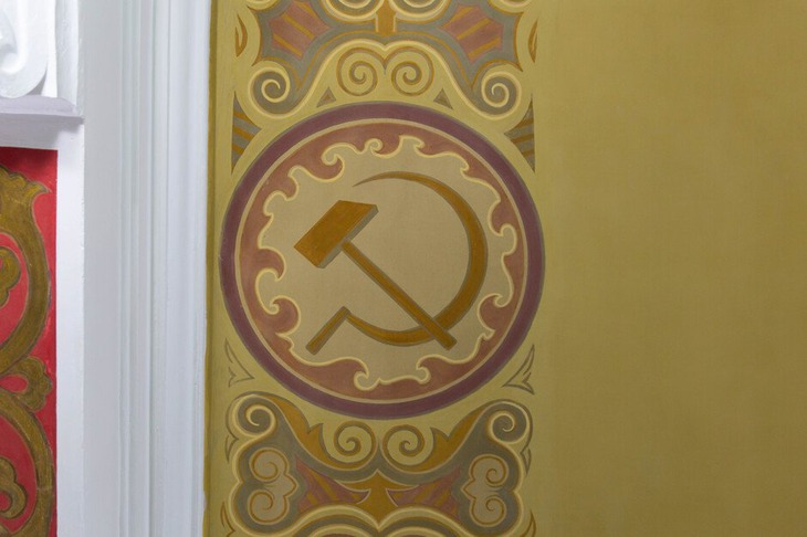 Орнамент в виде серпа и молота