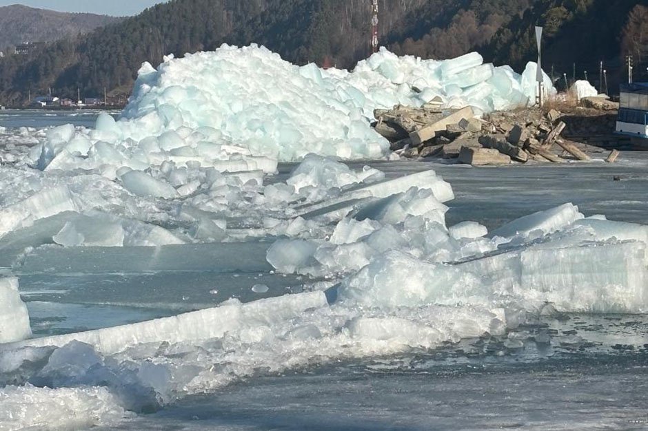 Раскрошившийся лед в Листвянке. Фото Вадима Иссерса