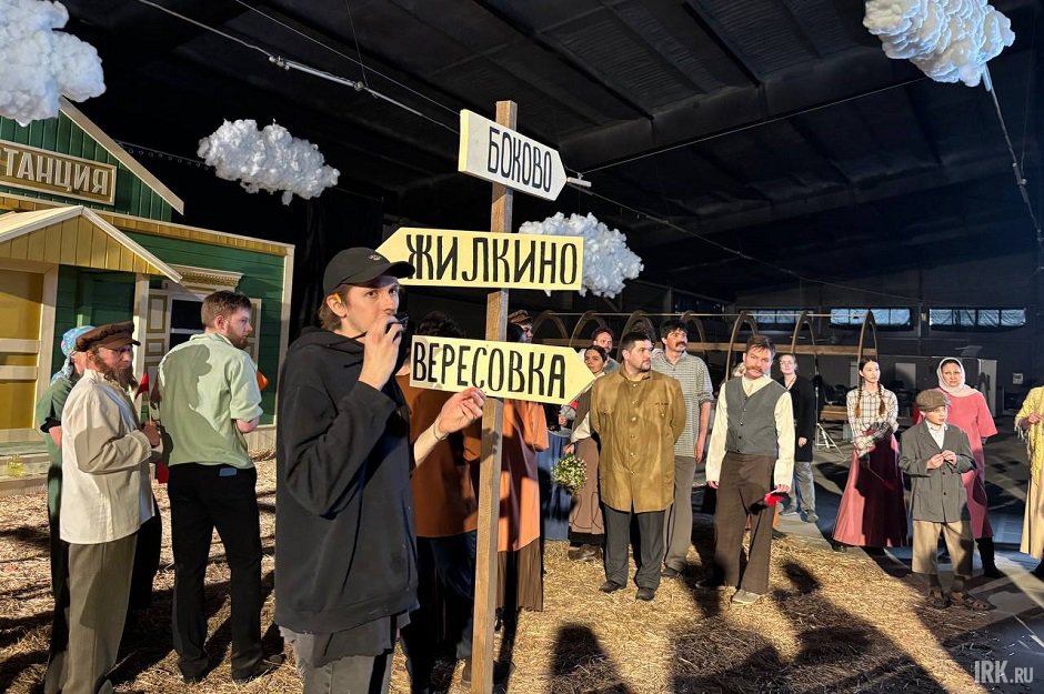 Актеры массовки со съемочной группой