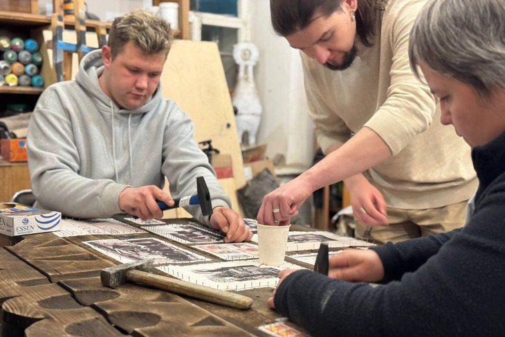 Работа над квестом. Фото из телеграм-канала проекта «Родные ставни»