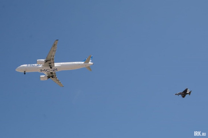 МС-21-310 в сопровождении Як-130М. Фото Алексея Коршунова