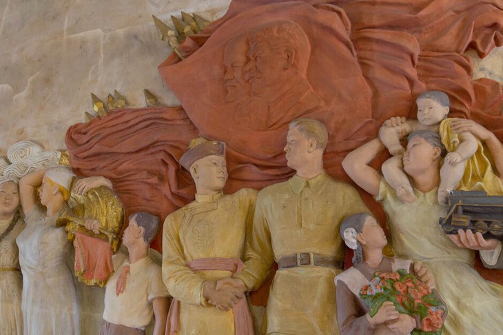 Барельеф «Дружба народов»