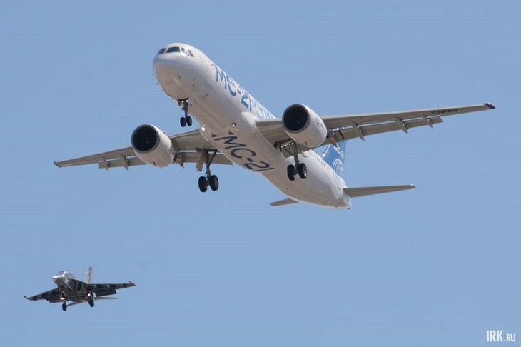 МС-21-310 в сопровождении Як-130М. Фото Алексея Коршунова