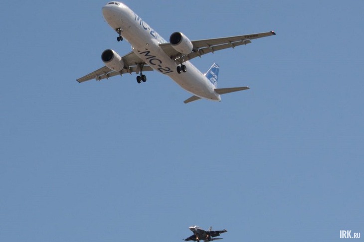 МС-21-310 в сопровождении Як-130М. Фото Алексея Коршунова