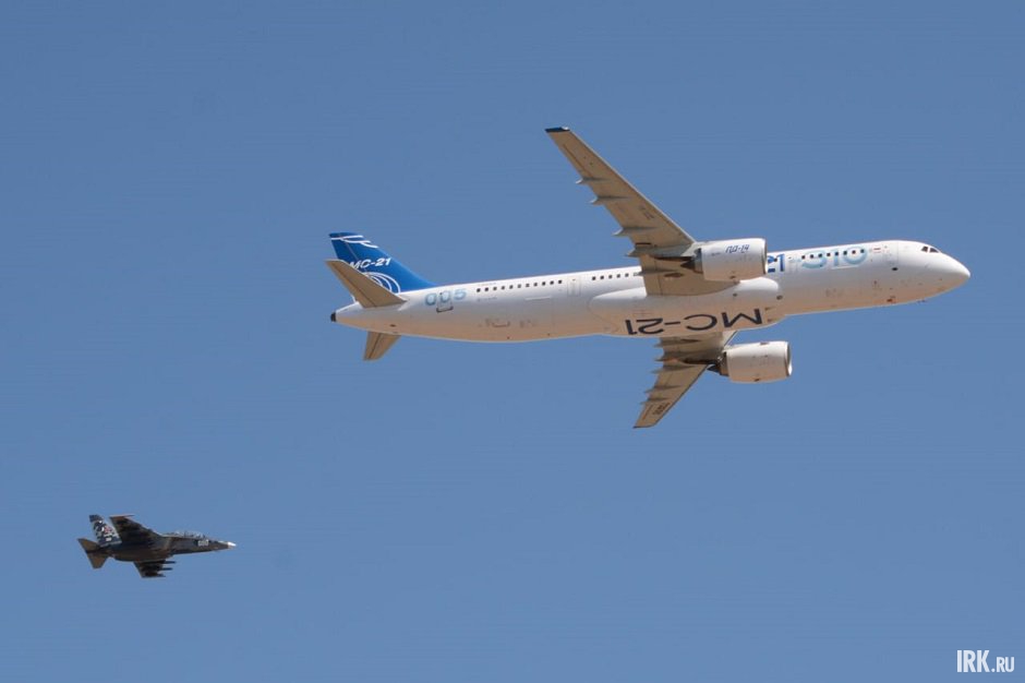 МС-21-310 в сопровождении Як-130М. Фото Алексея Коршунова