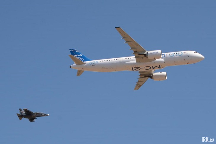МС-21-310 в сопровождении Як-130М. Фото Алексея Коршунова