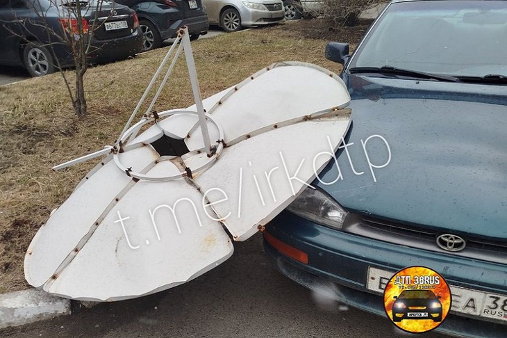 Последствия сильного ветра в Иркутске. Фото из телеграм-канала ДТП 38RUS