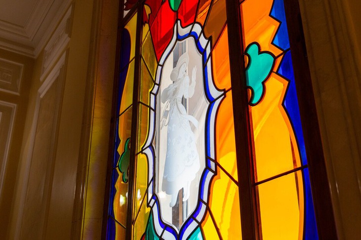 Изображение танцующей женщины