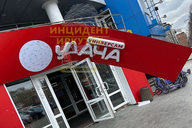 Последствия сильного ветра в Иркутске. Фото из телеграм-канала «Инцидент Иркутск»