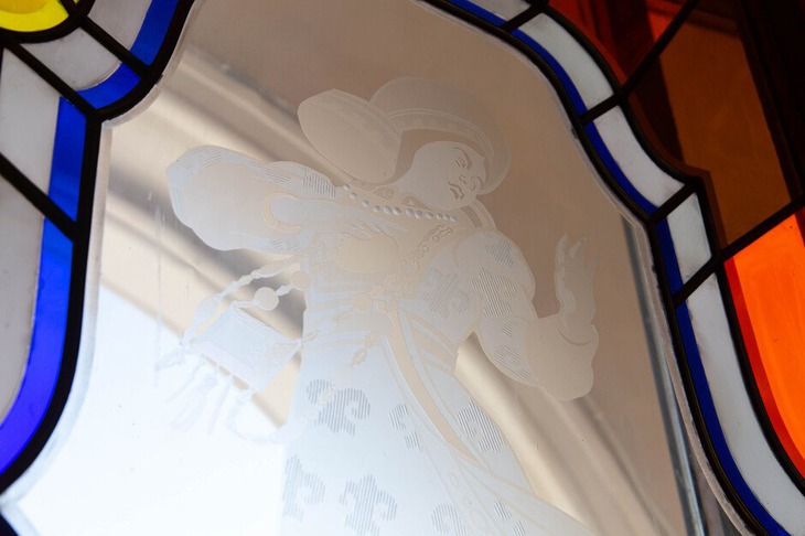 Изображение танцующей женщины