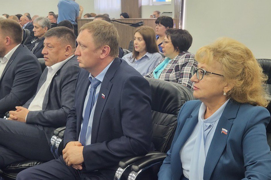 Депутаты ЗС региона. Фото пресс-службы администрации Иркутского района Депутаты ЗС региона. Фото пресс-службы администрации Иркутского района