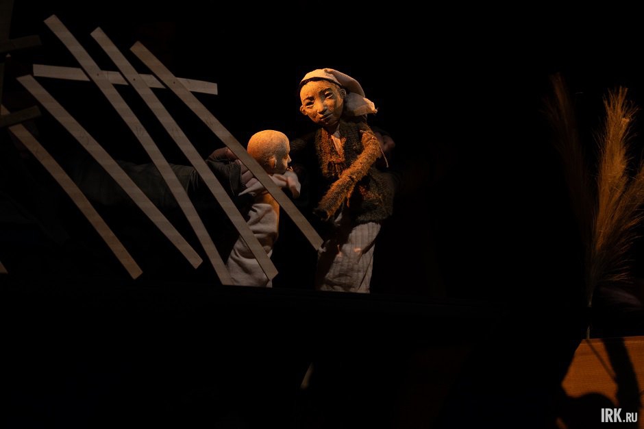 В постановке задействованы актеры живого плана и куклы. Фото Алексея Литвинцева