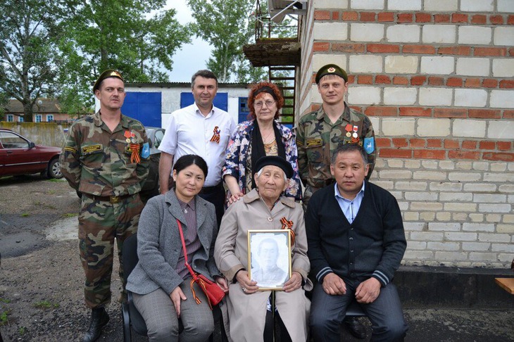 Семья Банаевых и участники торжественного митинга