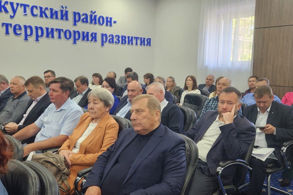 В заседании приняли участие представители аппарата губернатора региона, главы муниципальных образований, почетные граждане и другие. Фото пресс-службы администрации Иркутского района В заседании приняли участие представители аппарата губернатора региона, главы муниципальных образований, почетные граждане и другие. Фото пресс-службы администрации Иркутского района