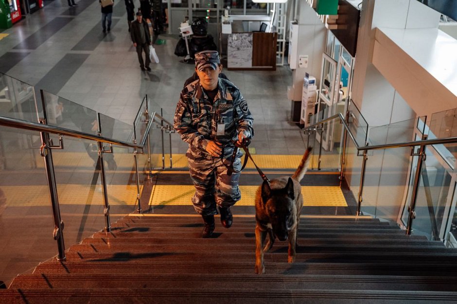 Кинолог со служебной собакой. Фото пресс-службы транспортной полиции Прибайкалья