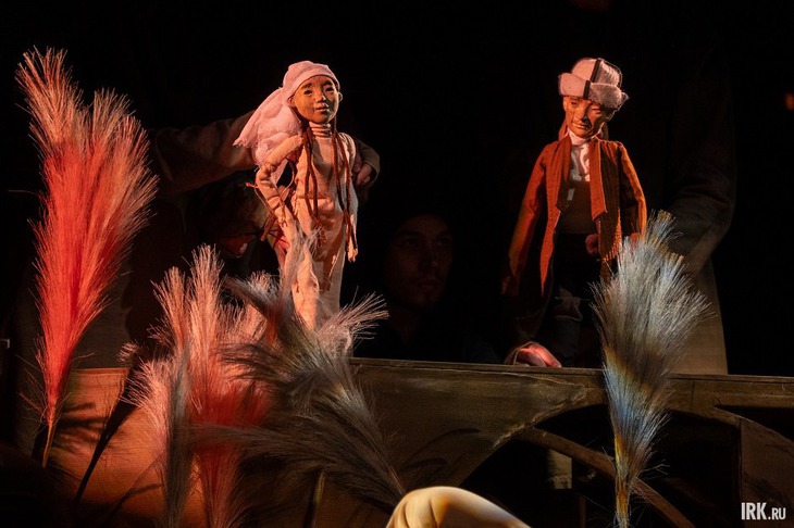 Толгонай и ее муж. Фото Алексея Литвинцева