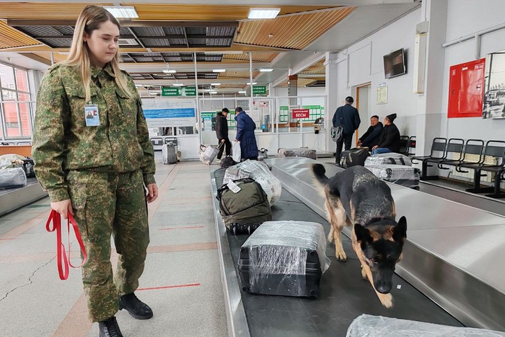 Кинолог с немецкой овчаркой Маней. Фото пресс-службы Иркутской таможни