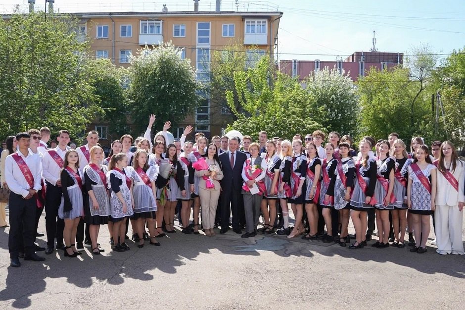Последний звонок. Фото пресс-службы правительства Иркутской области Последний звонок. Фото пресс-службы правительства Иркутской области