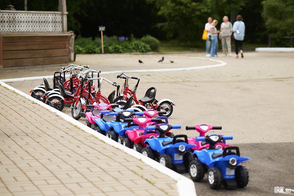 Велосипеды и машинки для детей. Фото Маргариты Романовой, IRK.ru