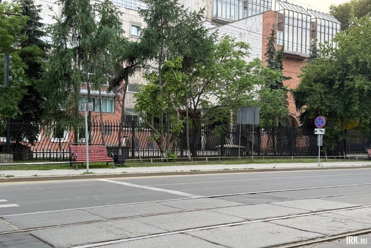 Сейчас на Степана Разина дорожных ограждений практически нет. Фото IRK.ru