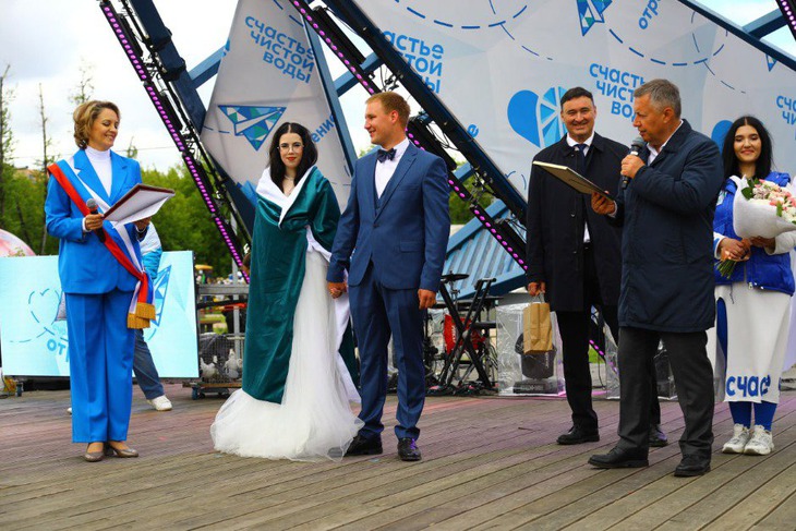 Чествование пар. Фото пресс-службы администрации Иркутска