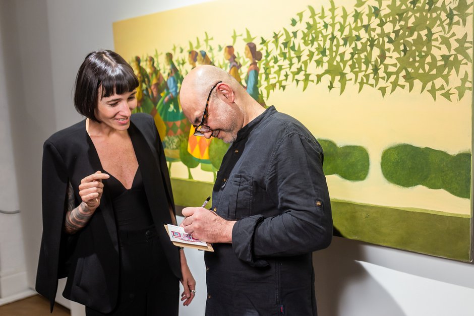 Узбекистанский художник Бобур Исмоилов на открытии выставки в Иркутске