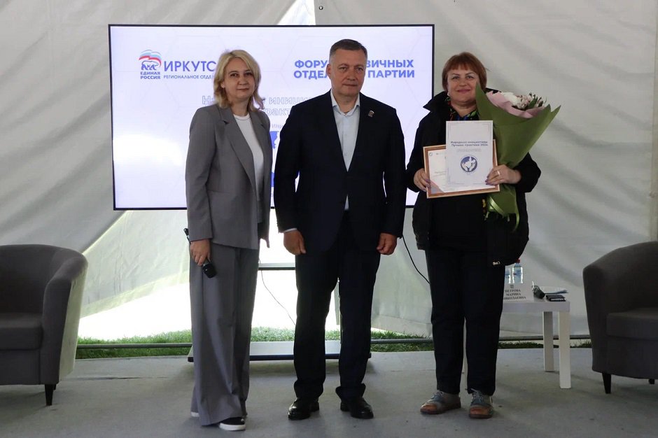 Губернатор Игорь Кобзев и зампредседателя Заксобрания Наталья Дикусарова с участниками Форума Губернатор Игорь Кобзев и зампредседателя Заксобрания Наталья Дикусарова с участниками Форума