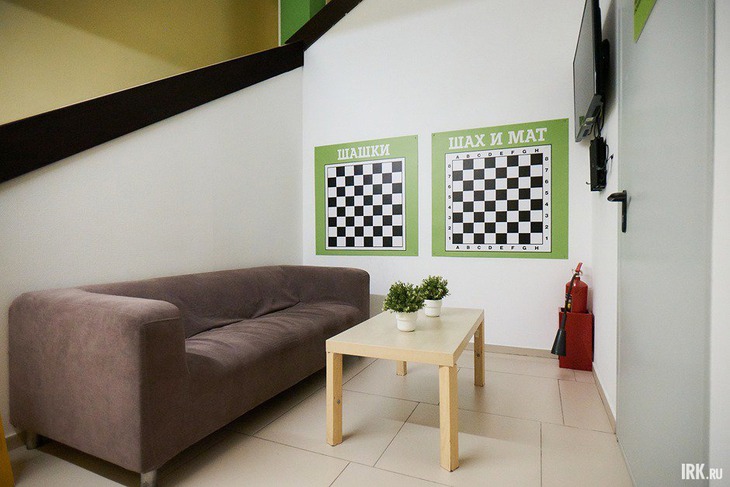 Поиграть в шашки или шахматы на магнитных досках. Фото Маргариты Романовой, IRK.ru