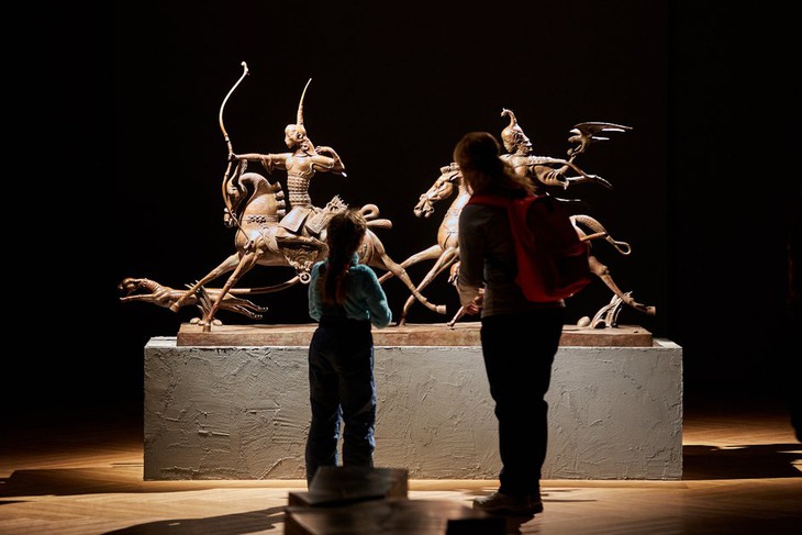 Туристы на постоянной выставке