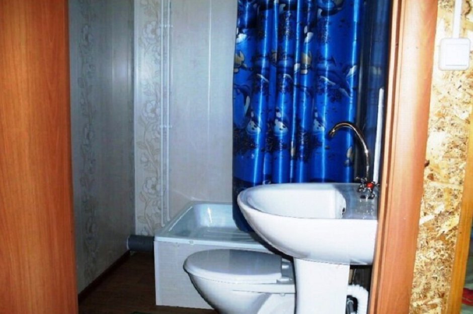 Есть туалет и душ