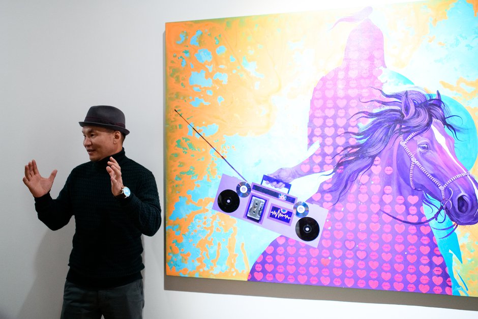 Монгольский художник Зая Самбуу на открытии выставки в Иркутске