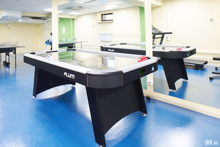 Поиграть в аэрохоккей. Фото Маргариты Романовой, IRK.ru