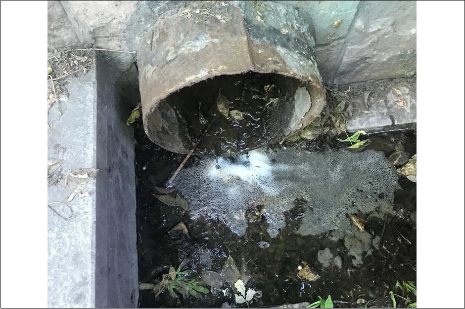 Труба, из которой течет вода. Фото из телеграм-канала «Инцидент Иркутск» Труба, из которой течет вода. Фото из телеграм-канала «Инцидент Иркутск»
