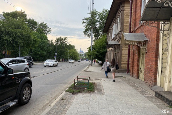 Сейчас на Степана Разина дорожных ограждений практически нет. Фото IRK.ru