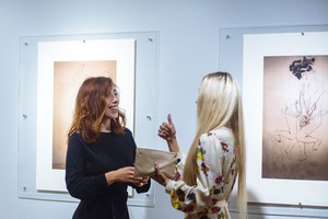 Черногорская художница Йованна Вуянович на открытии выставки в Иркутске