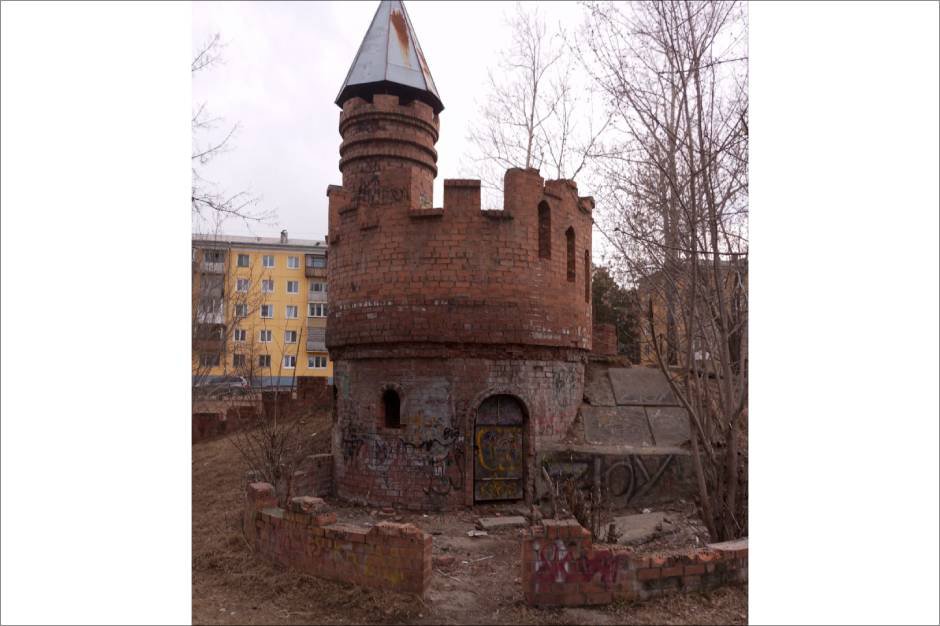 Нежилое кирпичное строение в парке. Фото из телеграм-канала прокуратуры Иркутской области