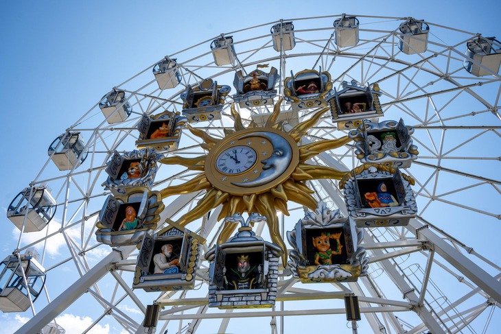 Колесо обозрения с музыкальными часами