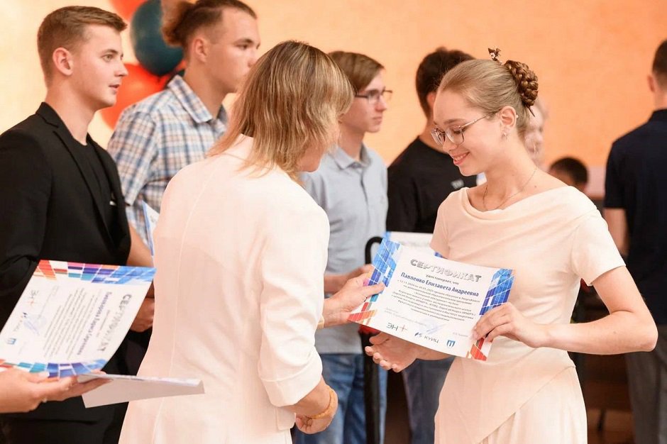 Вручение сертификатов. Фото Андрея Щипина