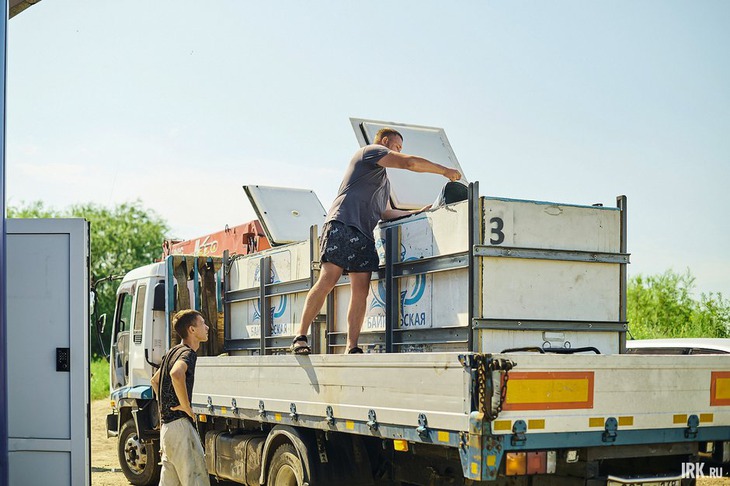 Рыб перевозят в специальных контейнерах