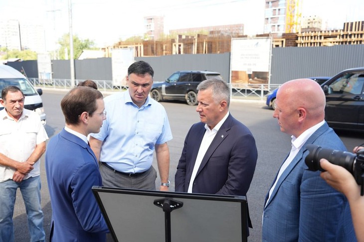 Игорь Кобзев, Максим Лобанов Руслан Болотов и проверяют качество ремонта дорог. Фото пресс-службы правительства региона