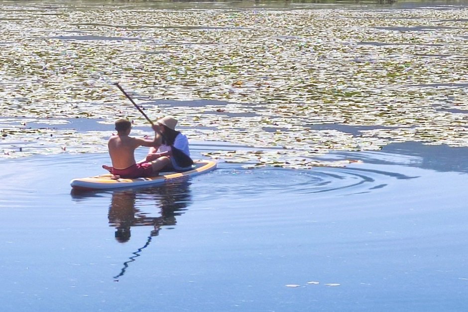 Туристы на сапборде. Фото дирекции по особо охраняемым природным территориям Иркутской области
